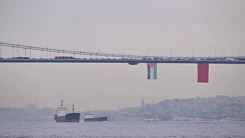 İstanbul Boğazı'na Filistin'e destek için bayrak asıldı
