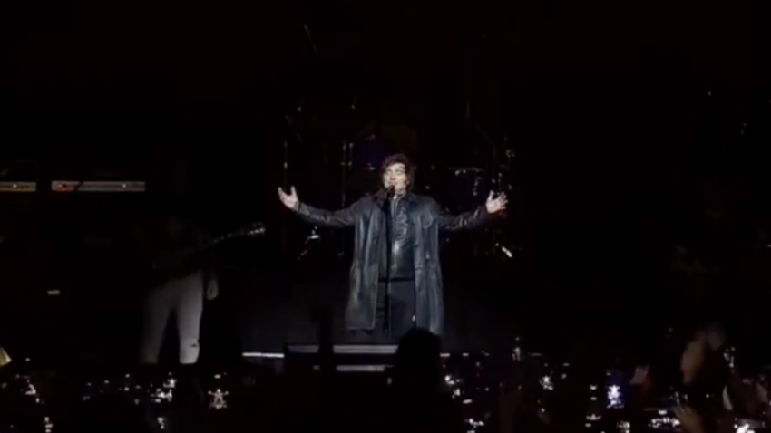 Arjantin başkanı siyasi skandalın ardından sarsılmıştı: Ekonomi çökerken Milei "rock starlık" yapıyor