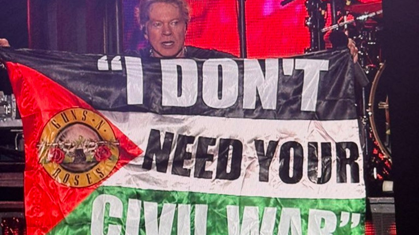 Guns N’ Roses’in solisti Axl Rose sahnede Filistin bayrağı açtı