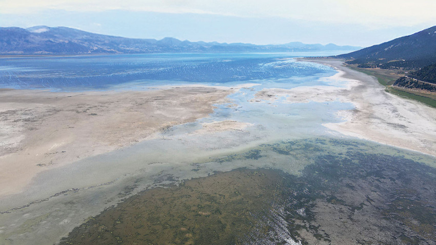 Kuraklık yüzünden Eğirdir Gölü, 1.8 km uzunluğundaki en dar yeri olan Kemer Boğazı’ndan ikiye bölündü. (Fotoğraf: Necati Savaş)