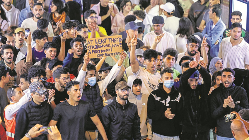 Rabat’ta hükümeti protesto eden gençler, sağlık yerine spor tesislerine para harcanmasını “Hiç olmazsa stadyumda ilk yardım kiti olacak” sözleriyle alaya alıyor. (Fotoğraf: Getty Images)