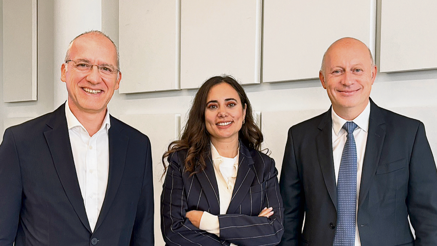 Saint-Gobain Avrupa, Orta Doğu ve Afrika CEO’su Thierry Bernard (sağda) ile Türkiye CEO’su Aykut Aydoğan, “Avrupa’da yüksek enerji performanslı konutların değeri yüzde 30–50 daha yüksek; bu fark yakında Türkiye’de de görülecek” diyor.