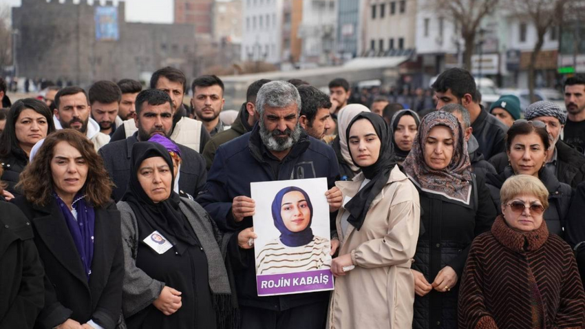 Rojin Kabaiş'in göğüs ve vajinasında iki erkeğe ait DNA tespit edildi: “Baktılar ki Rojin garibandır, intihar deyip üstünü kapatmaya çalıştılar!”
