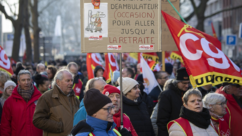 Fransa'da tartışmalı emeklilik reformu askıya alınıyor