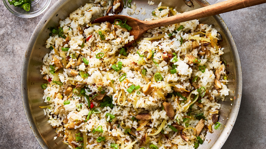 Kavrulmuş yeşil soğanlı sardalya pilavı