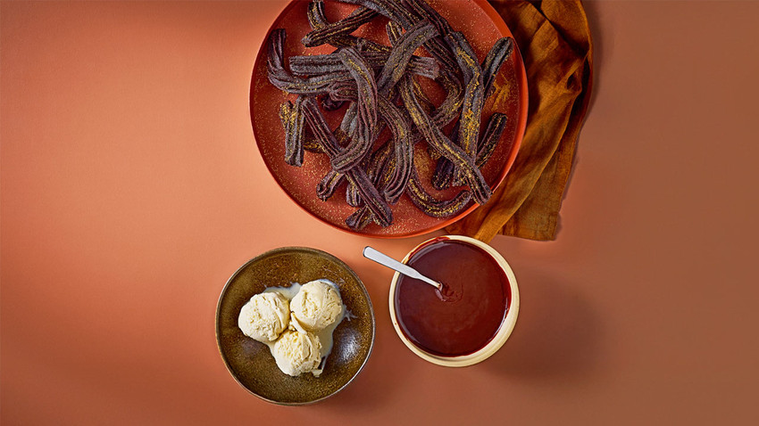 Tom Kerridge’den çikolata ve tuzlu karamel soslu çikolatalı churros tarifi