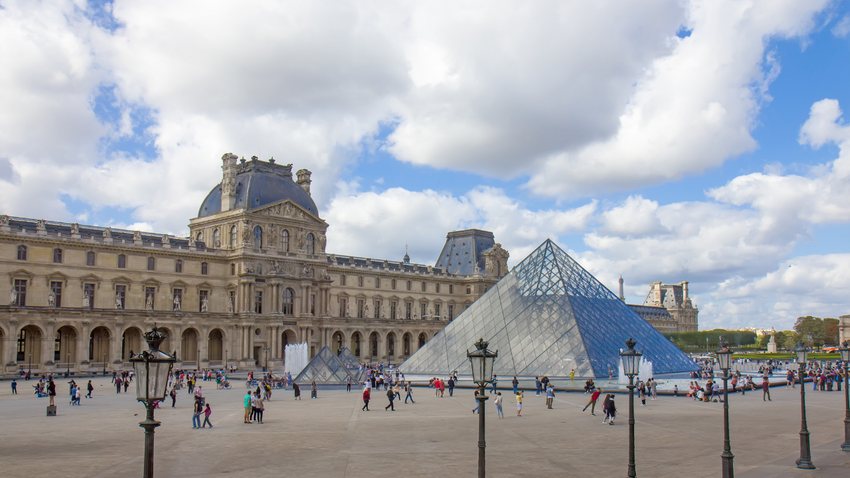 88 milyon euroluk soygunun ardından Louvre yeniden ziyarete açıldı