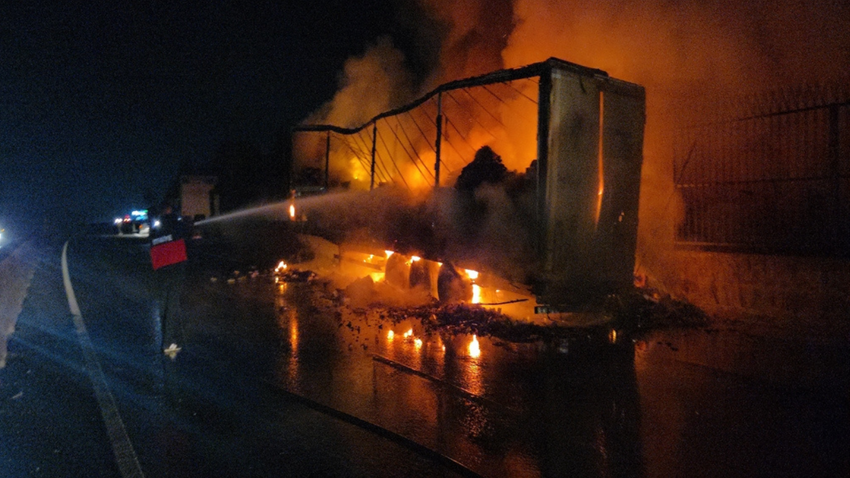 Yalova-Kocaeli yolunda TIR yangını