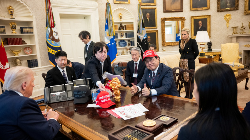 Oval Ofis'te şapka takıp poz vermişti: Trump'la oyunun bedeli 550 milyar dolar