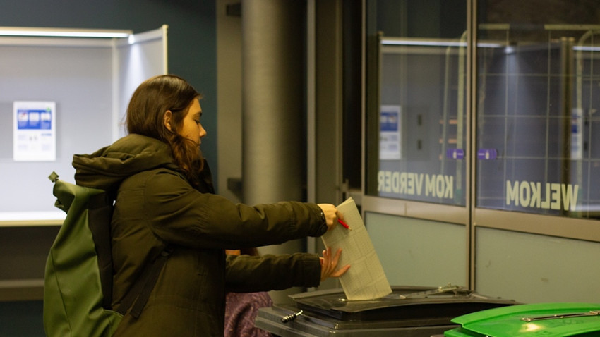 Hollanda genel seçimler için sandık başında