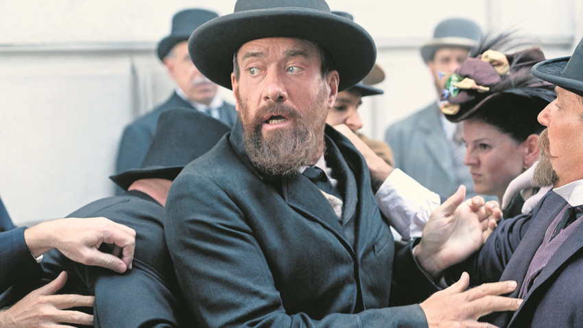 A Tale of Madness, Medicine and the Murder of a President adlı romandan uyarlanan dizi, senaristliğini üstlendiği Bad Education filmiyle Emmy Ödülünü kucaklayan Mike Makowsky yaratıcılığında ortaya çıkıyor.