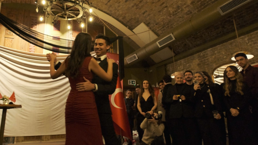Londra’da 29 Ekim coşkusu: Türk öğrenciler “Cumhuriyet balosu”nda buluştu