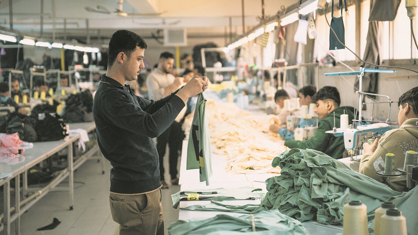 Gaziantep’teki bir tekstil fabrikasında çalışan Suriyeli işçiler. (Fotoğraf: Getty Images)