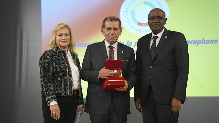 Dursun Özbek'e 2025 Yılının Frankofon Kişiliği Ödülü verildi