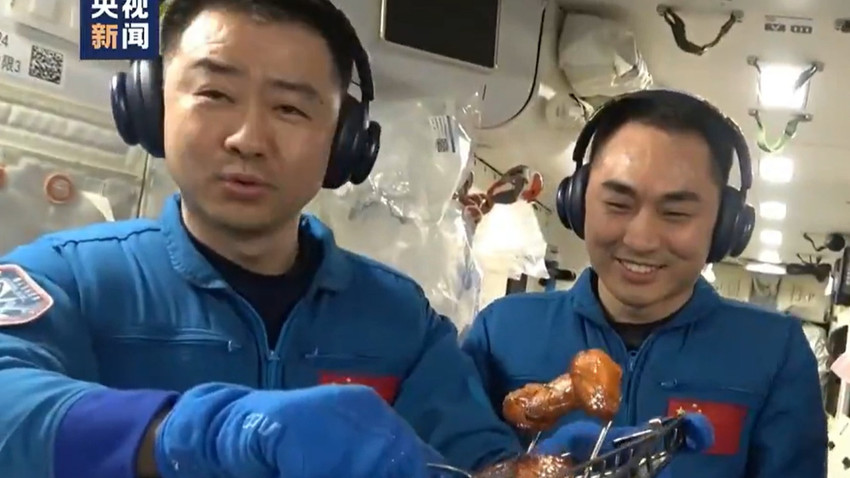 Çinli taykonotlar uzay istasyonunda barbekü partisi yaptı