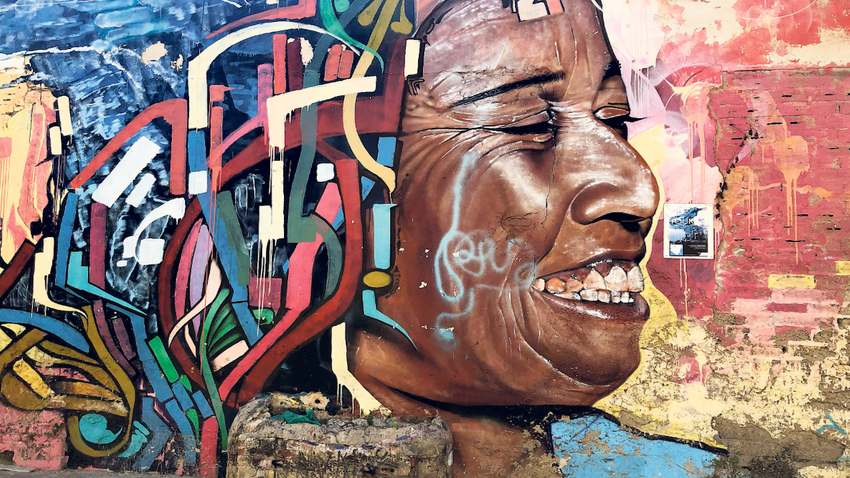 El Centro, renkli kolonyal mimariyi yansıtan ev ve konaklarla dolu sokakları, kafeleri, sokak sanatını yansıtan duvarları ile Cartagena’nın tarihi bölgesinin kalbi.