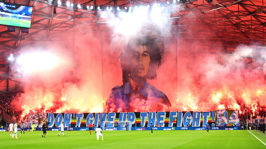Marsilya taraftarları, 5 Kasım’da Velodrome Stadyumu’nda Atalanta’ya karşı oynadıkları UEFA Şampiyonlar Ligi grup aşaması maçı öncesinde, Jamaikalı reggae şarkıcısı Bob Marley’i tasvir eden dev bir gösteri yaptı. (Fotoğraf: Getty Images)