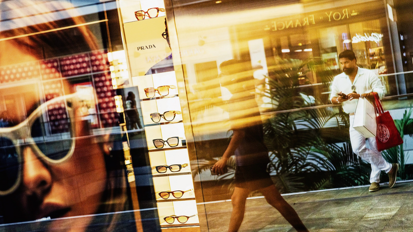 3 katlı alışveriş merkezi Brickell City Center’ın vitrinleri. (Fotoğraf: Carlos Frías / The New York Times)