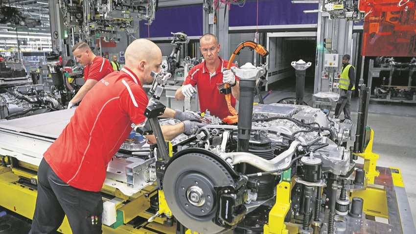 Alman otomobil üreticisi Porsche’nin çalışanları, Leipzig’deki tesisinin montaj hattında. (Fotoğraf: Getty Images)