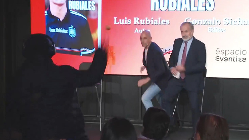 Cinsel saldırıdan hüküm giyen eski İspanya Futbol Federasyonu Başkanı Rubiales'e yumurtalı protesto