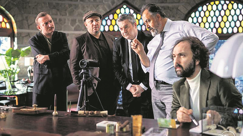 Ali Atay’ın yapımcı, yönetmen ve senarist (Olgu Baran Kubilay, Cihan Talay ve Alper Baytekin’le beraber) olarak imza attığı dizi sekiz bölüm.