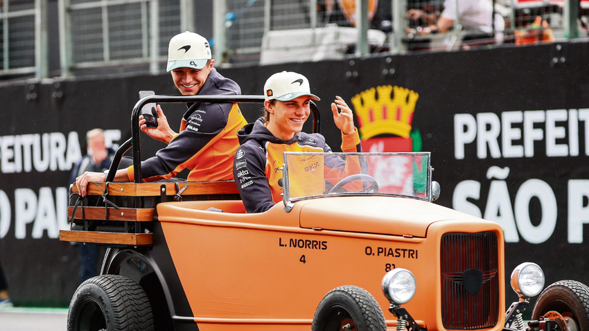 McLaren’in iki pilotu, Avustralyalı Oscar Piastri (önde) ve İngiliz Lando Norris, sezon birinciliği için yarışıyor.