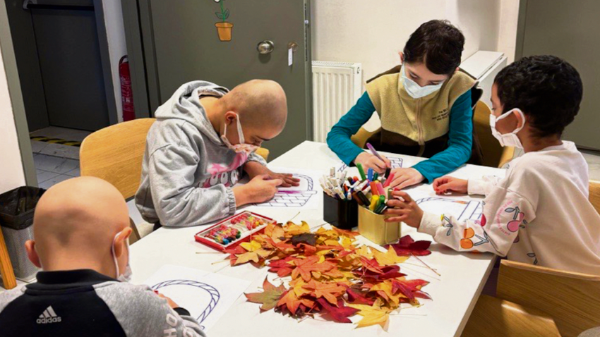 Evde tedavisi süren çocuklar sanatla, oyunla nefes alıyorlar.