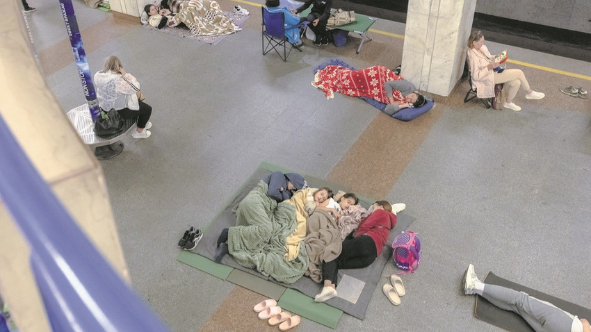 Rus hava saldırıları sırasında Kiev metro istasyonuna sığınan insanlar… Şu an Ukrayna’da çoklu ilaca dirençli Klebsiella pneumoniae enfeksiyonlarında büyük artış görülüyor.(Fotoğraf: Getty Images)