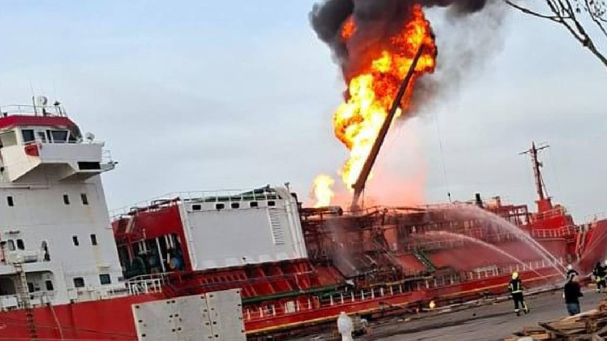 Ukrayna'da vurulan Türk bayraklı tankerde yangın sürüyor