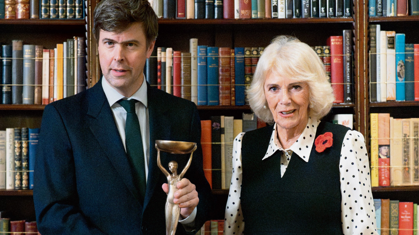 Booker alan David Szalay, ödül töreninden sonraki gün yapılan resepsiyonda, Kraliçe Camilla ile... (Fotoğraf: Getty Images)