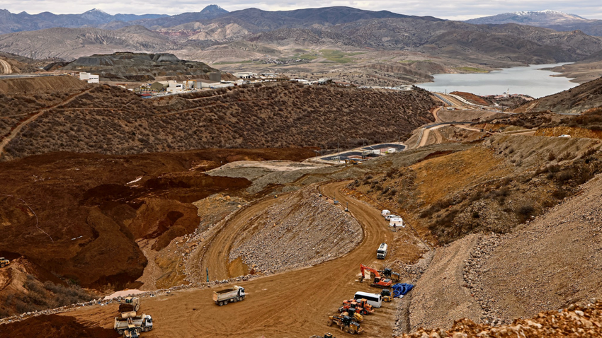 13 Şubat 2023 tarihinde meydana gelen kazada maden sahasından çıkartılan yaklaşık 10 milyon metreküp toprak 30 saniye içinde kaydı. Olay sırasında işçilerin kaldığı konteyner toprak altında kaldı. (Fotoğraf: Getty Images)