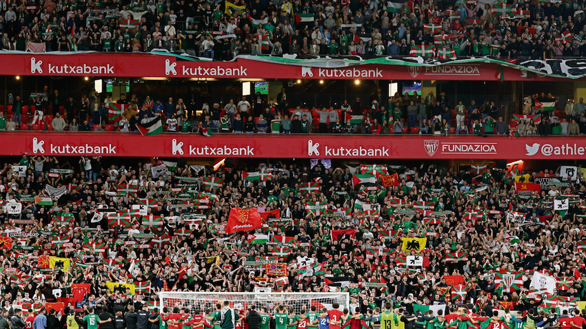 “Palestina askatu!”, yani “Özgür Filistin!” sloganının yankılandığı San Mamés Stadyumu’nda konuşan Filistin Teknik Direktörü İhab Ebu Cezzar, “Biz bir milli takımdan daha fazlasıyız” diyor. (Fotoğraf: Reuters)