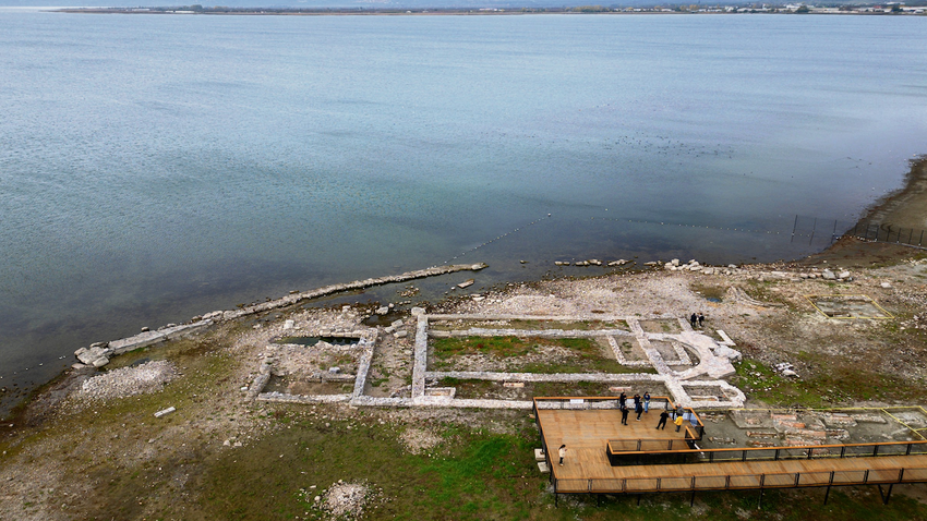 İznik Gölü’nde 2014 yılında su altında tespit edilen bazilikanın kalıntılarının yanına, Papa 14. Leo’nun ziyareti için ahşap bir platform yapıldı.