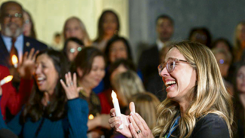 Epstein kurbanları, tasarının geçmesini Kongre binasında kutladı. (Fotoğraf: Tıerney l. cross /The New York Times)