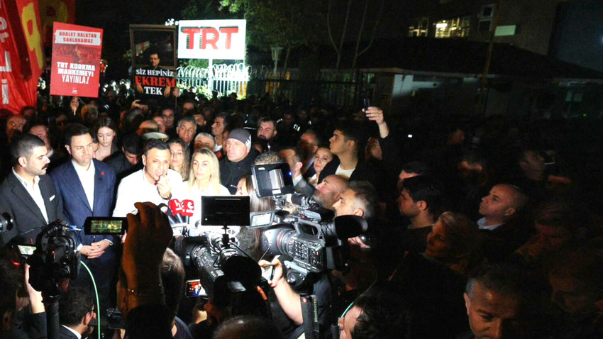 Ablukayı aşıp TRT Ulus binası önünde konuşan Özgür Çelik: Bizi devletin polisiyle karşı karşıya getirmeyin, cesaretiniz varsa sandığı getirin