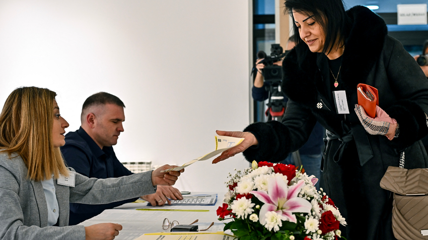 Bosna Hersek'teki Sırp Cumhuriyeti erken seçim için sandık başında