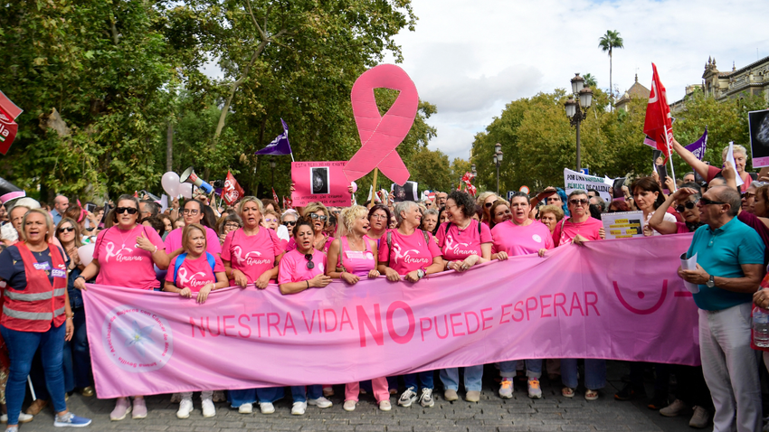 Meme kanseri skandalı: İspanya'da yüzlerce kadın "Bağışlamak yok" sloganları attı