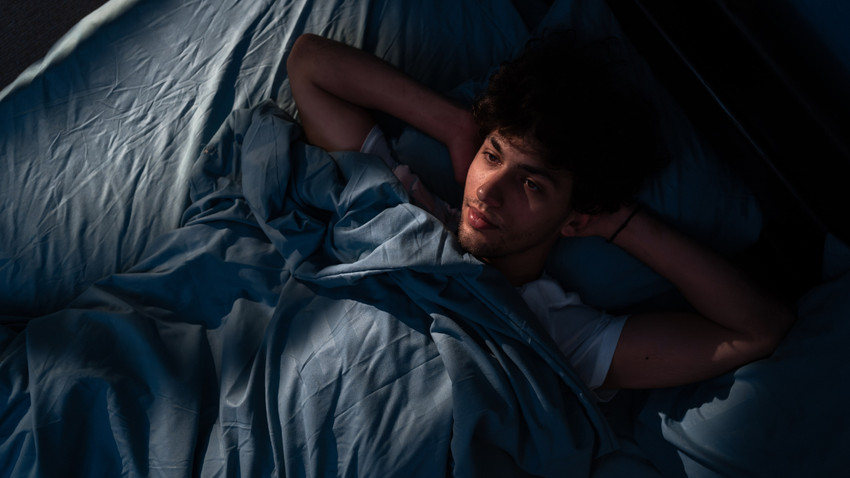 Yeni araştırma uykusuzluğun kökenine indi: Bazı insanların geceleri zihinlerini kapatamama sebebi ne?