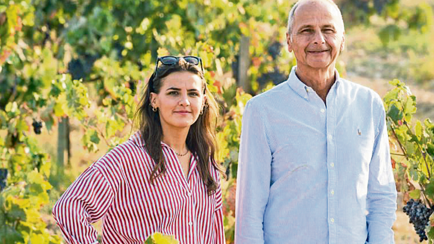 Ali Başman Kavaklıdere’yi kızları Cezva ve Aslı Başman ile birlikte yönetiyor, bu fotoğrafta da Ali Başman Aslı Başman ile birlikte.