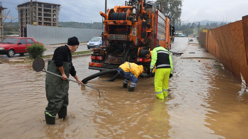 İzmir'e bir günde bir aylık yağış düştü, hayat sekteye uğradı