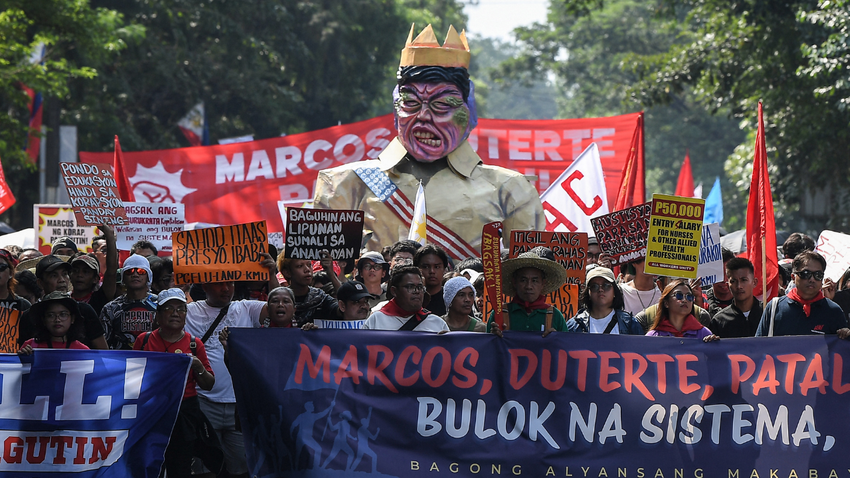 Filipinler'de binlerce kişi yürüdü, "Cumhurbaşkanı istifa" sloganları atıldı