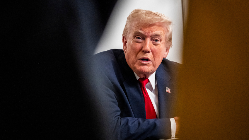 Trump, kendisini eleştiren gazetecileri ‘utanç duvarı’na astı