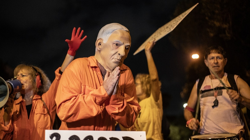 Tel Aviv'de Netanyahu protestosu: 'Af = muz cumhuriyeti'