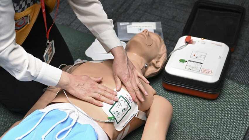 Ani kalp durması vakalarına müdahale için havalimanı, okul ve AVM'lere otomatik şok cihazı geliyor