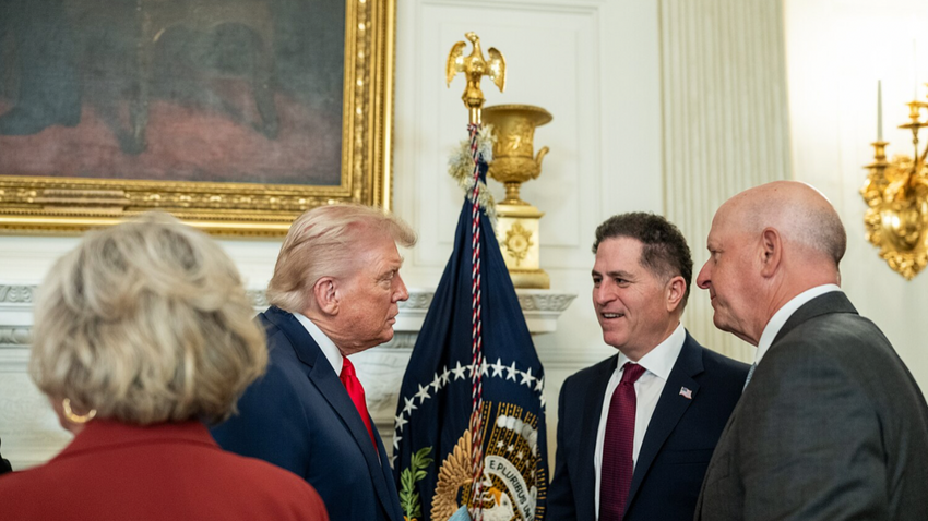 Micheal Dell ve Donald Trump, bir resepsiyonda sohbet ederken.