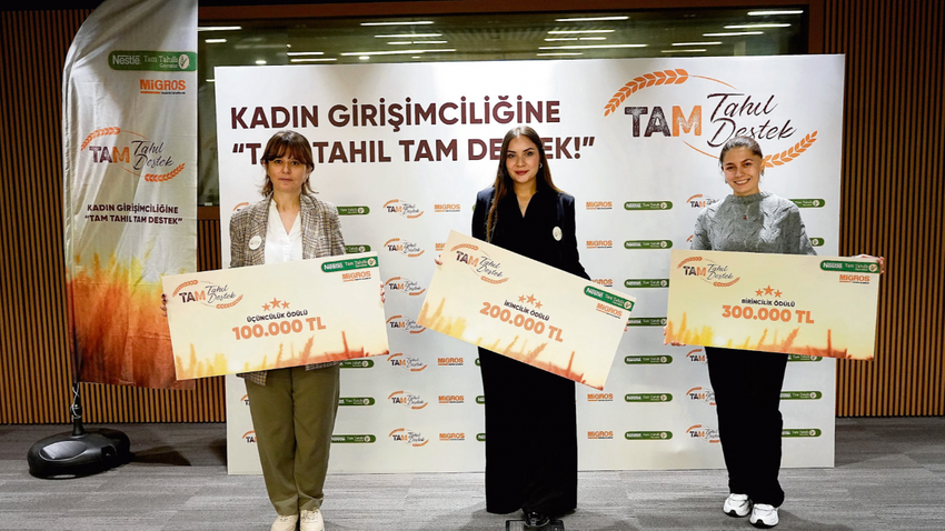 Genç girişimciler Iraz Aktay, Ebru Baripoğlu ve Ümmügülsüm Zor ödüle layık görüldü