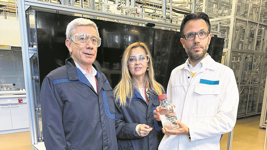 Shell Türkiye Ülke Başkanı Ahmet Erdem ve Shell GTL Teknoloji Programı Yöneticisi Leendert Bezemer.