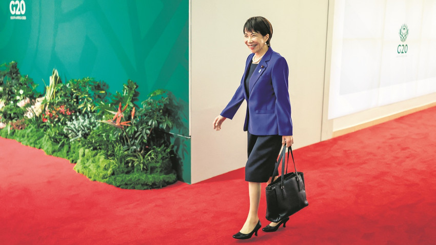 Japonya’nın yeni başbakanı 880 dolarlık kocaman çantasıyla ilgi odağı oldu. (Fotoğraf: Getty Images)