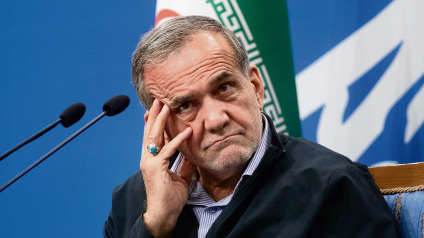 Pezeşkiyan geçen ay valilere “Neden sorunlarınızı ben çözeyim” diye kızdı. (Fotoğraf: Getty Images)