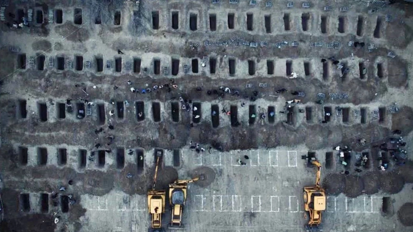 İsrail'in okul saldırısında ölen 160'tan fazla çocuk yan yana defnedilecek